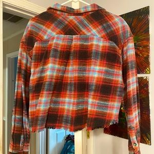 such a cute cropped flannel!